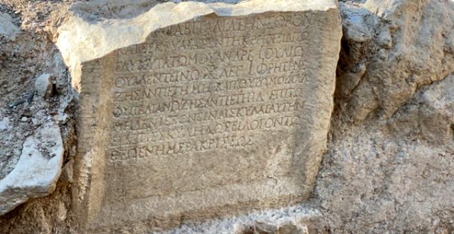 Anıt mezarın üstündeki mesajı gören arkeologlar 1500 yıllık uyarıyla karşılaştı